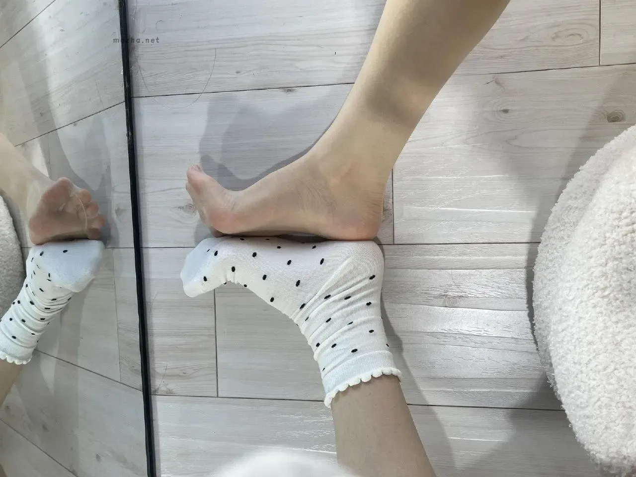 小甜酒子 – 穿什么袜子【9P】